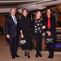 Alberto, Carolina y EstefanÃ­a de MÃ³naco junto a Camille Gottlieb en la proyecciÃ³n de 'La angustia de vivir'