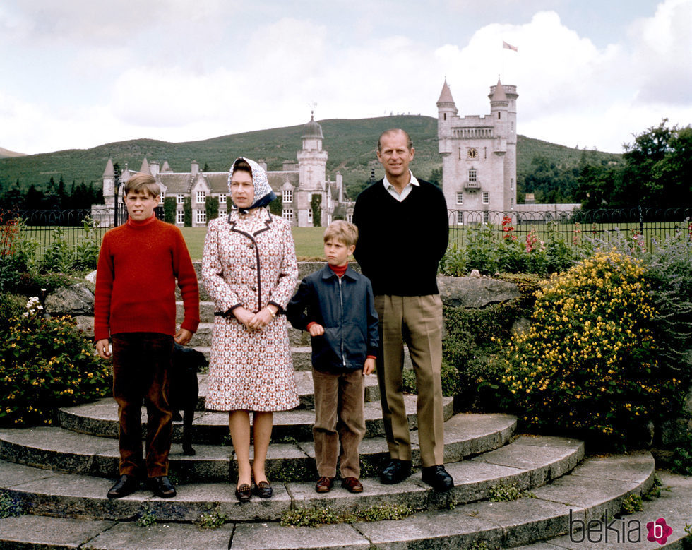 La Reina Isabel y el Duque de Edimburgo con sus hijos Andrés y Eduardo cuando eran pequeños