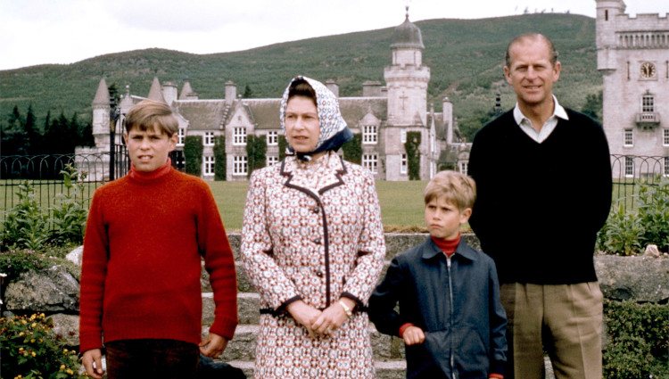 La Reina Isabel y el Duque de Edimburgo con sus hijos Andrés y Eduardo cuando eran pequeños