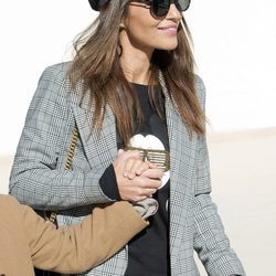 Paula Echevarría disfrutando en el Hipódromo de la Zarzuela