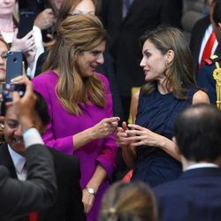 La Reina Letizia charla con Dina Mired de Jordania en el Official World Cancer Leaders' Summit de México