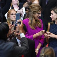 La Reina Letizia charla con Dina Mired de Jordania en el Official World Cancer Leaders' Summit de México