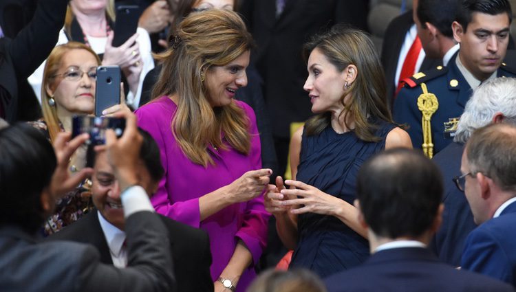 La Reina Letizia charla con Dina Mired de Jordania en el Official World Cancer Leaders' Summit de México