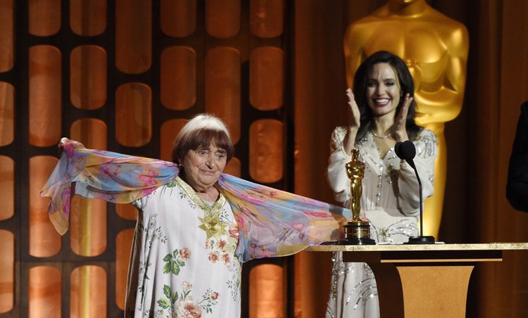 Angelina Jolie entrega el Oscar honorífico a la directora Agnes Varda