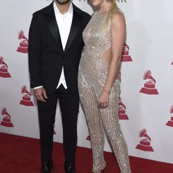 Luis Fonsi y Águeda López en la entrega del Premio Persona del Año 2017 de los Grammy Latinos