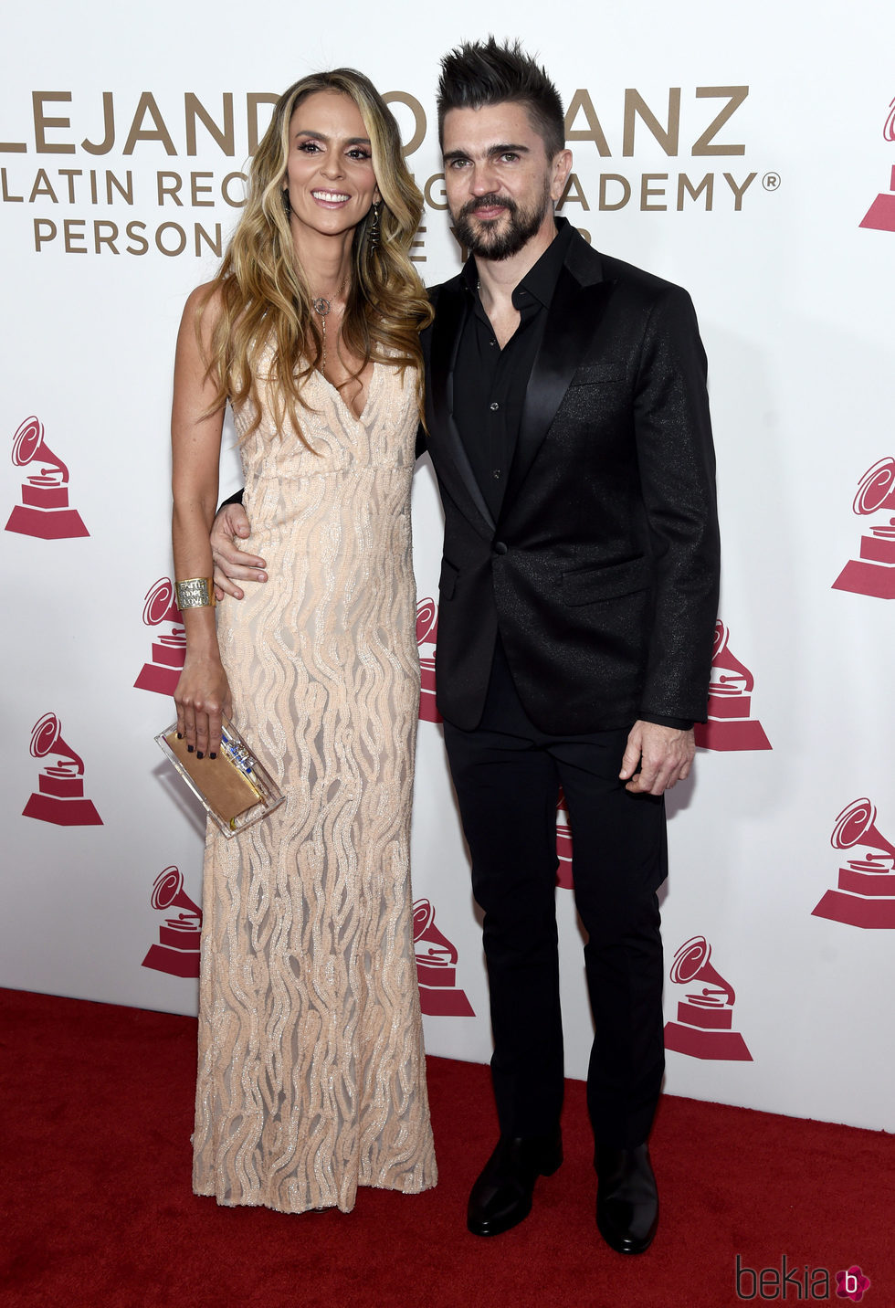 Juanes y Karen Martínez en la entrega del Premio Persona del Año 2017 de los Grammy Latinos