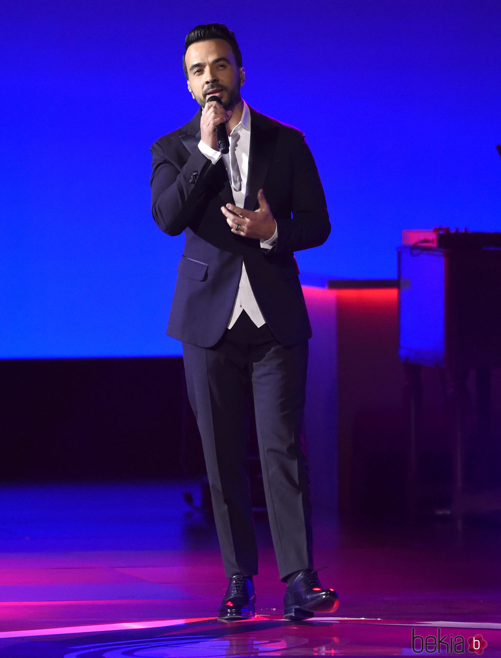 Luis Fonsi actuando en la entrega del Premio Persona del Año 2017 de los Grammy Latinos