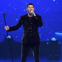 Nick Jonas actuando en la entrega del Premio Persona del Año 2017 de los Grammy Latinos