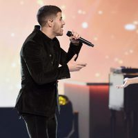 Nick Jonas y Anitta actuando en la entrega del Premio Persona del Año 2017 de los Grammy Latinos