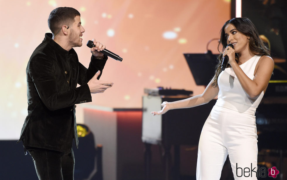 Nick Jonas y Anitta actuando en la entrega del Premio Persona del Año 2017 de los Grammy Latinos