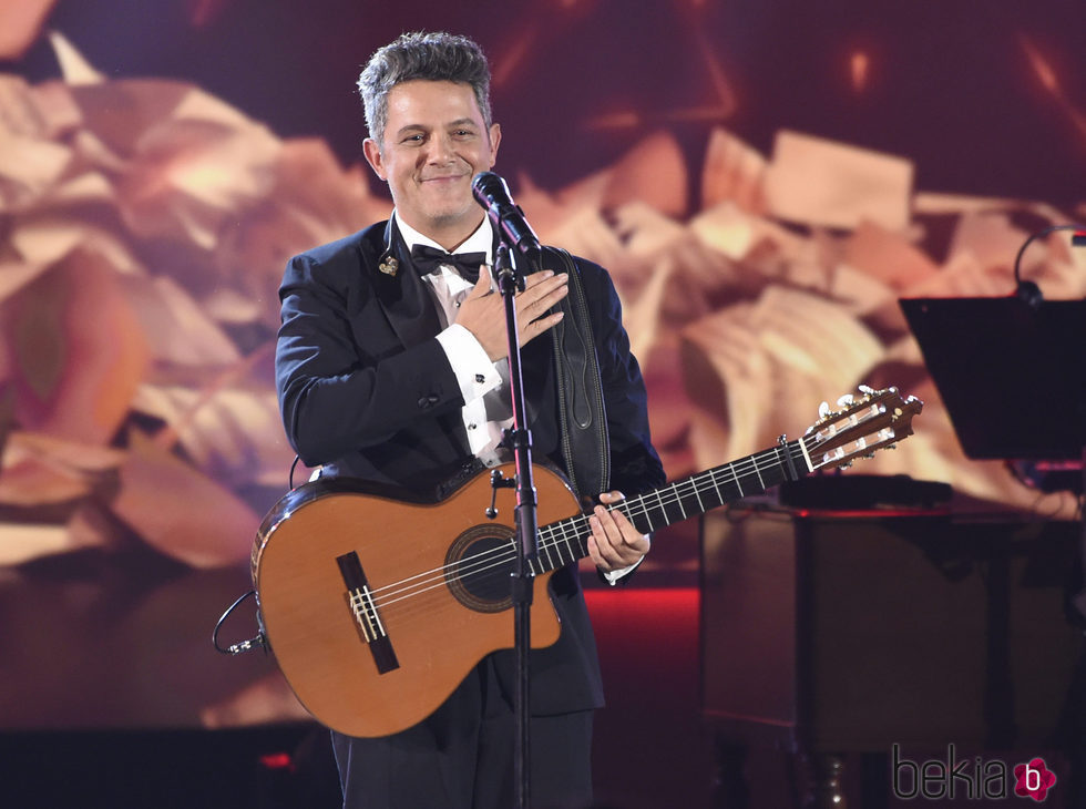 Alejandro Sanz agradeciendo el cariño recibido durante su actuación en la entrega del Premio Persona del Año 2017 de los Grammy Latinos