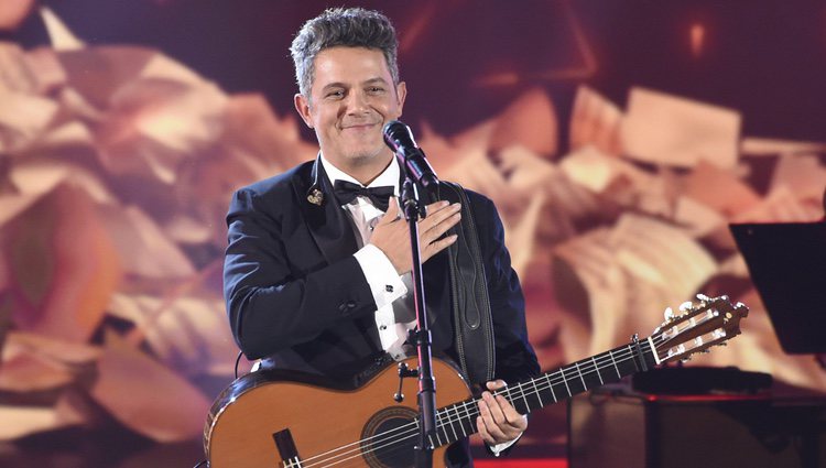 Alejandro Sanz agradeciendo el cariño recibido durante su actuación en la entrega del Premio Persona del Año 2017 de los Grammy Latinos