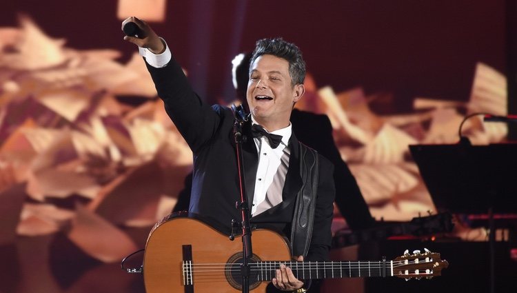 Alejandro Sanz durante su actuación en la entrega del Premio Persona del Año 2017 de los Grammy Latinos