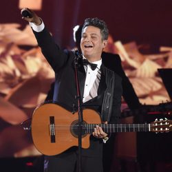 Alejandro Sanz durante su actuación en la entrega del Premio Persona del Año 2017 de los Grammy Latinos