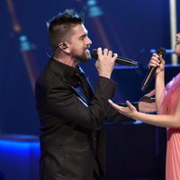 Juanes y Camila Cabello actuando en la entrega del Premio Persona del Año 2017 de los Grammy Latinos