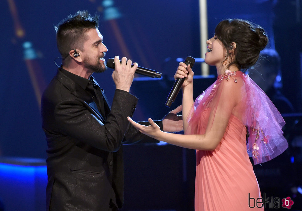 Juanes y Camila Cabello actuando en la entrega del Premio Persona del Año 2017 de los Grammy Latinos