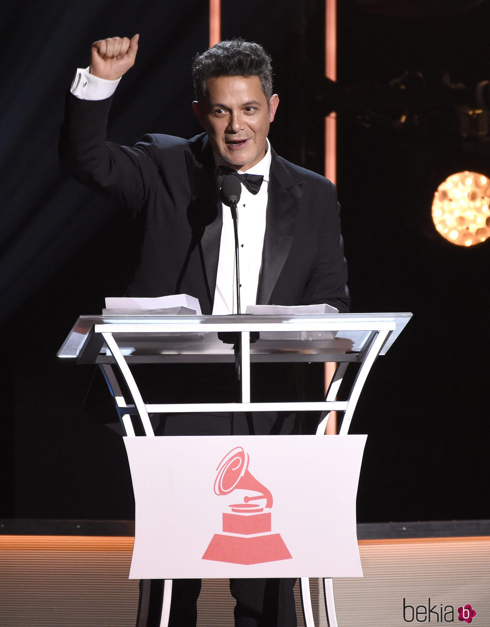 Alejandro Sanz recibiendo el Premio Persona del Año 2017 de los Grammy Latinos