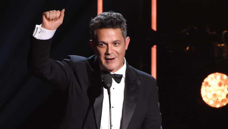 Alejandro Sanz recibiendo el Premio Persona del Año 2017 de los Grammy Latinos