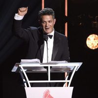 Alejandro Sanz recibiendo el Premio Persona del Año 2017 de los Grammy Latinos