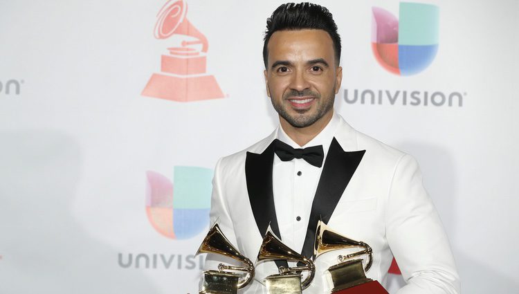 Luis Fonsi con los cuatros gramófonos que ha ganado en los Grammy Latino 2017