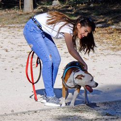 Sara Sálamo con su perro en un parque de Madrid