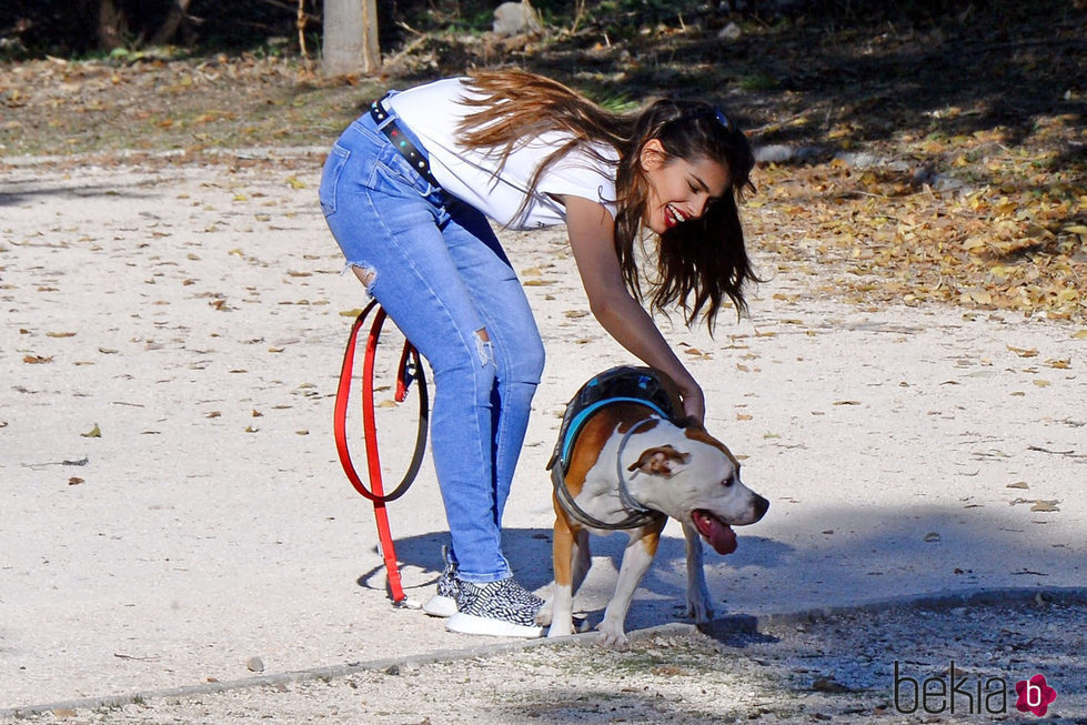 Sara Sálamo con su perro en un parque de Madrid