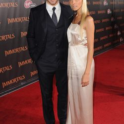 Isabel Lucas y Kellan Lutz en el estreno de 'Los Inmortales' en Los Ángeles