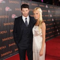 Isabel Lucas y Kellan Lutz en el estreno de 'Los Inmortales' en Los Ángeles