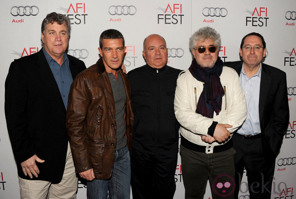 Antonio Banderas, Agustín Almodóvar y Pedro Almodóvar en el homenaje a 'El Deseo' en Los Angeles