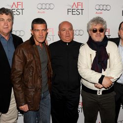 Antonio Banderas, Agustín Almodóvar y Pedro Almodóvar en el homenaje a 'El Deseo' en Los Angeles