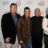 Antonio Banderas, Agustín Almodóvar y Pedro Almodóvar en el homenaje a 'El Deseo' en Los Angeles