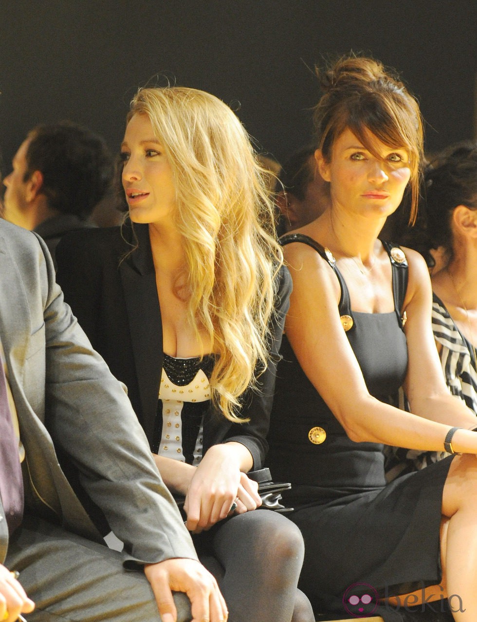 Blake Lively y Helena Christensen en el frontrow de Versace