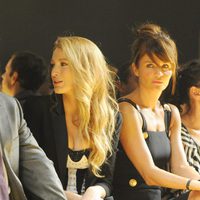 Blake Lively y Helena Christensen en el frontrow de Versace