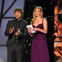 Emily VanCamp y Dierks Bentley en la gala de los CMA Awards 2011