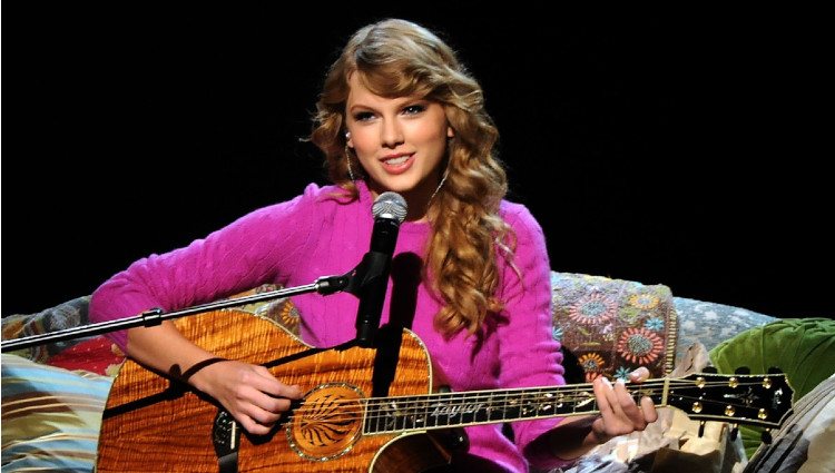 Taylor Swift cantando en la gala de los CMA Awards 2011