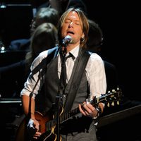 Keith Urban actuando en los CMA Awards 2011