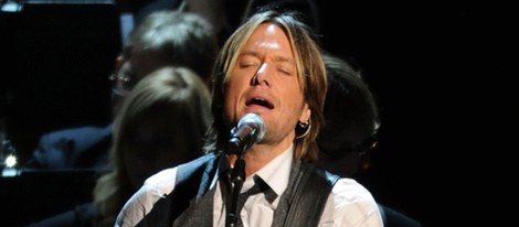 Keith Urban actuando en los CMA Awards 2011