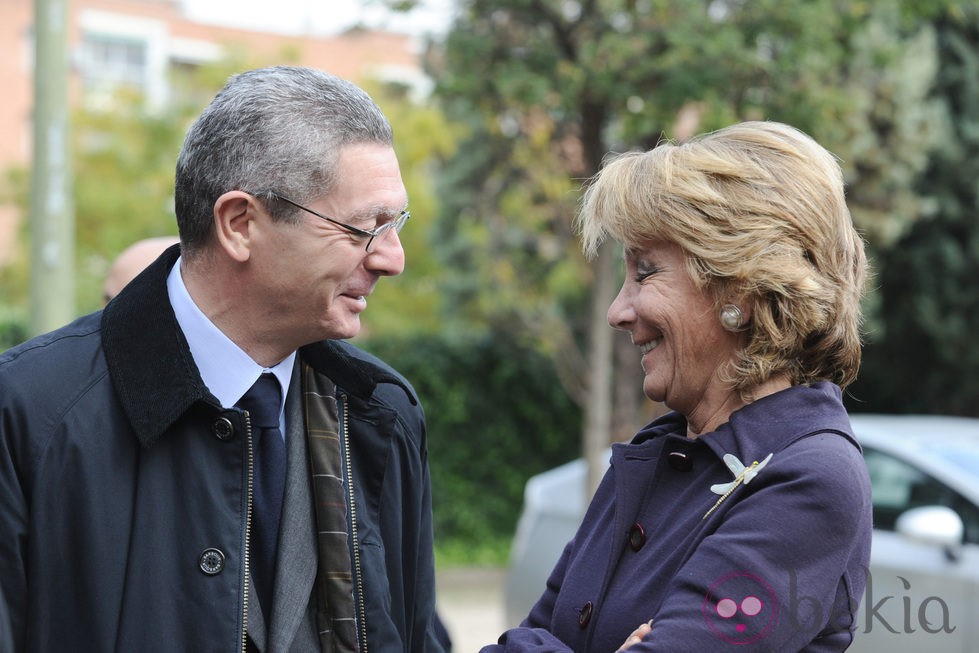 Alberto Ruiz Gallardón y Esperanza Aguirre en el funeral de Ernesto Botella