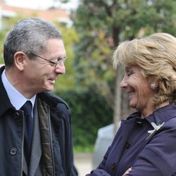 Alberto Ruiz Gallardón y Esperanza Aguirre en el funeral de Ernesto Botella