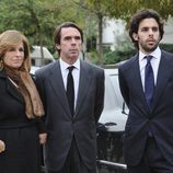 Ana Botella, José María Aznar y Alonso Aznar en el funeral de Ernesto Botella