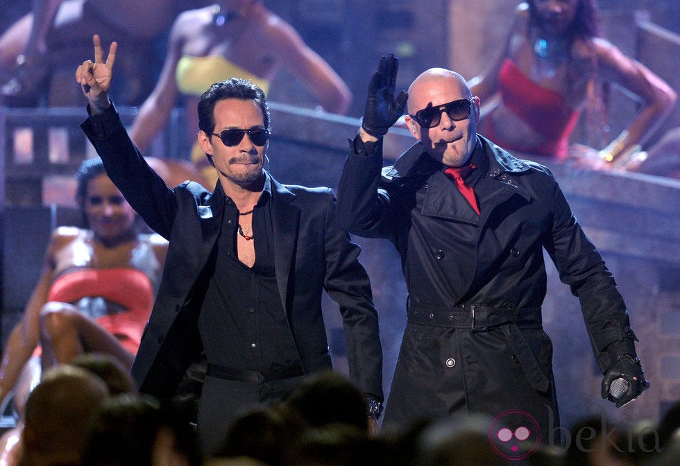 Marc Anthony y Pitbull interpretan 'Rain over me' en los premios Grammy latino 2011