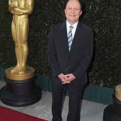 Billy Crystal junto a la estatua de los Oscar