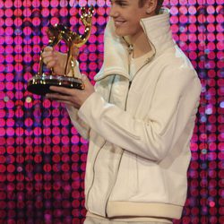 Justin Bieber posa con su galardón de los Premios Bambi 2011