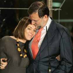 Elvira Fernádez Balboa abraza a Mariano Rajoy tras perder las elecciones de 2008