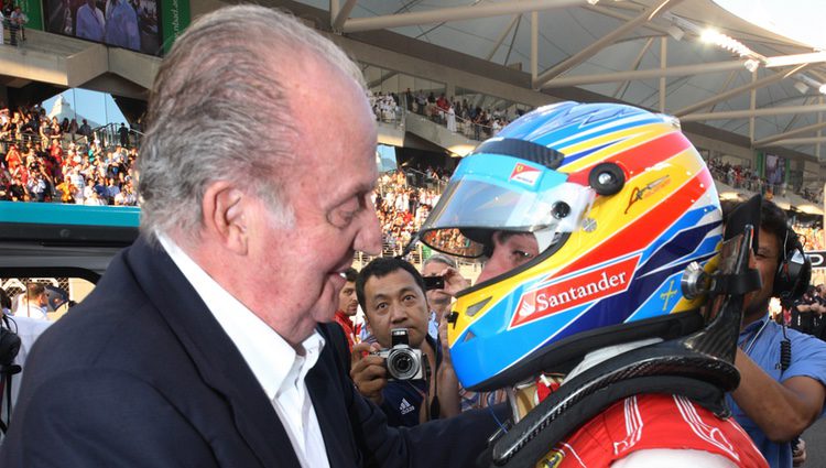 Fernando Alonso y el Rey Juan Carlos en el Gran Premio de Abu Dabi