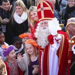 Máxima de Holanda y sus hijas Amalia, Alexia y Ariane con San Nicolás