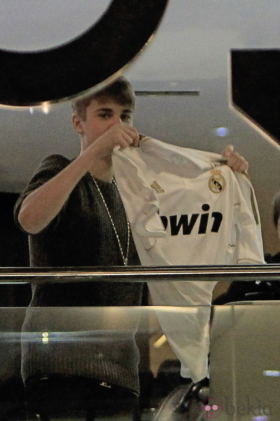 Justin Bieber enseña la camiseta del Real Madrid a sus fans