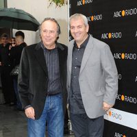 Joan Manuel Serrat y Carlos Sobera en los Premios Protagonistas 2011