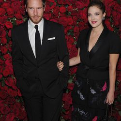 Drew Barrymore y Will Kopelman en el homenaje a Pedro Almodóvar en el MoMA