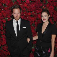 Drew Barrymore y Will Kopelman en el homenaje a Pedro Almodóvar en el MoMA